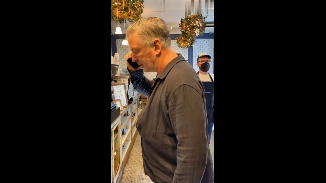 Алек Болдуин удари телефона на анти-израелски агитатор, който го молеше да каже „Освободете Палестина“ в кафене