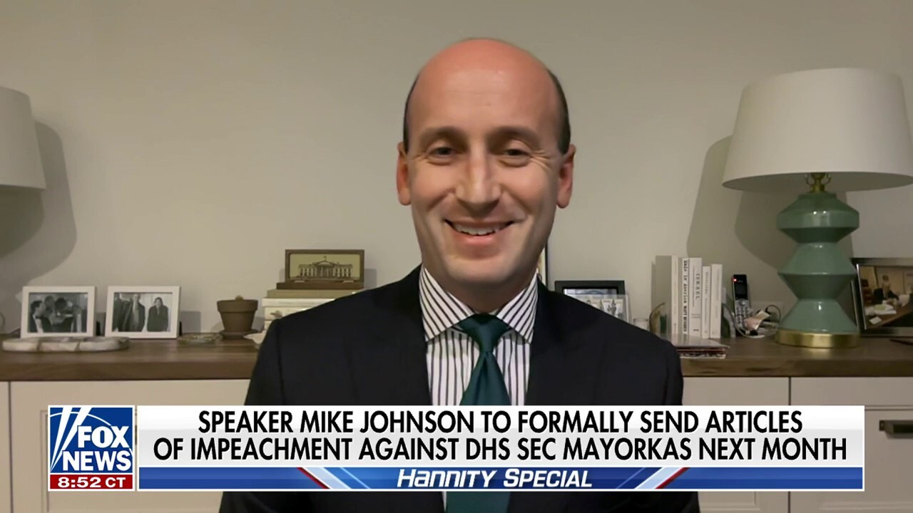 Stephen Miller discusses the massive caravan of illegal migrants expected to reach El Paso this week on ‘Hannity.’