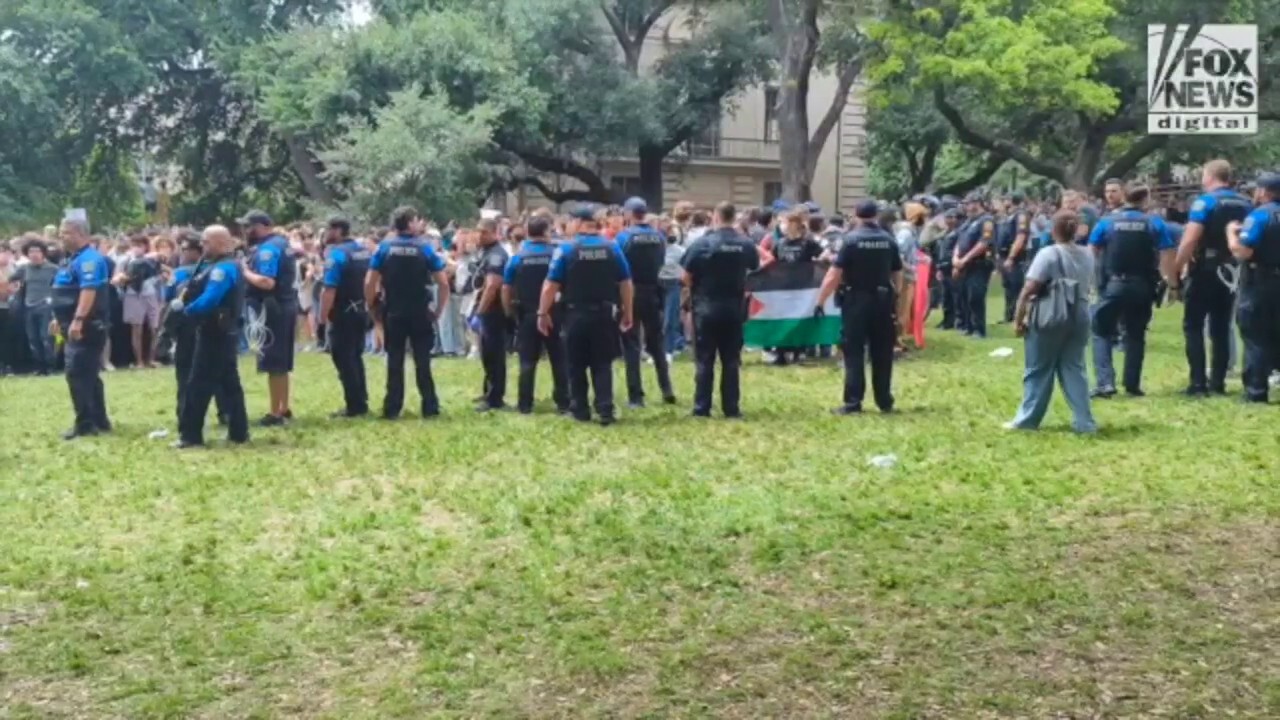Стотина или повече протестиращи се събраха в кампуса на Тексаския