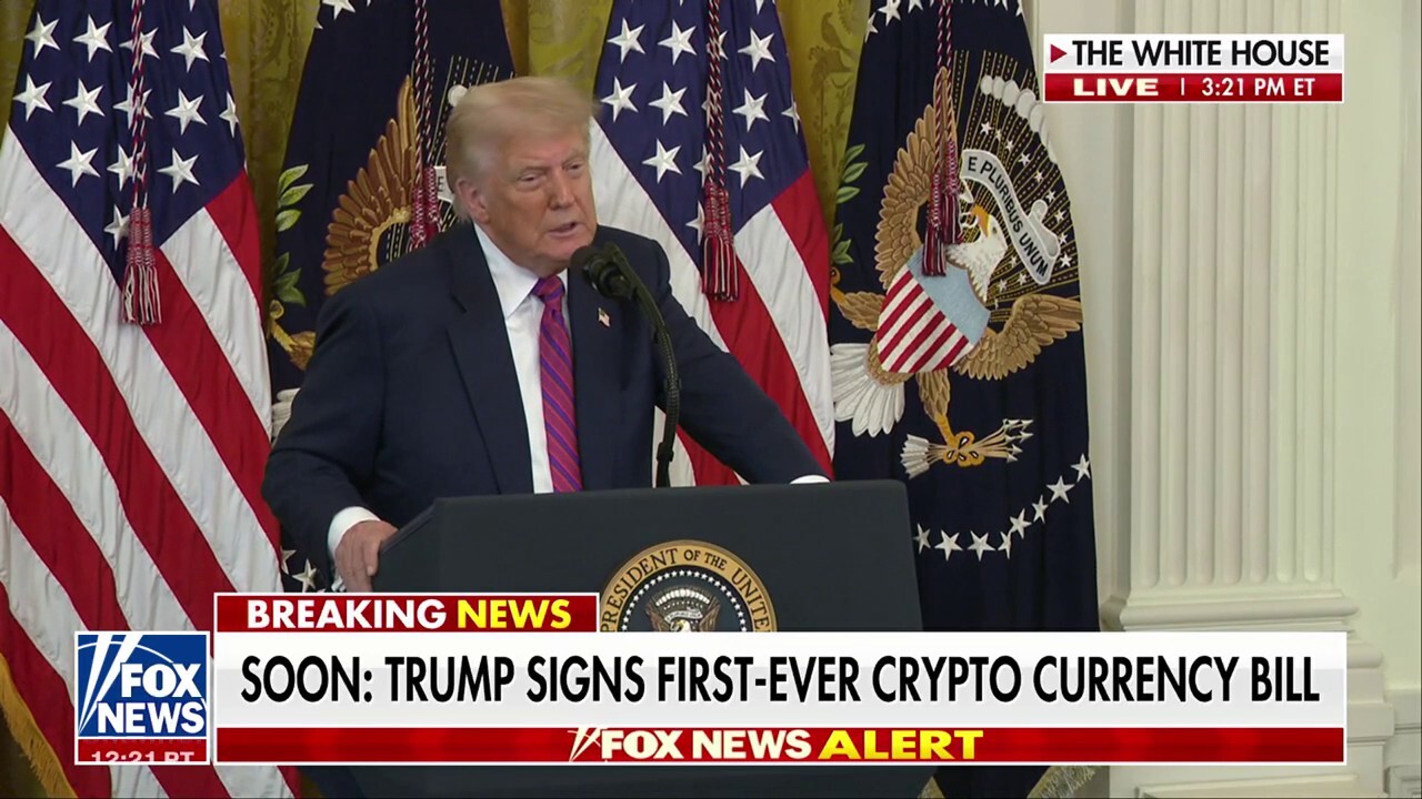  Trump signs cryptocurrency bill