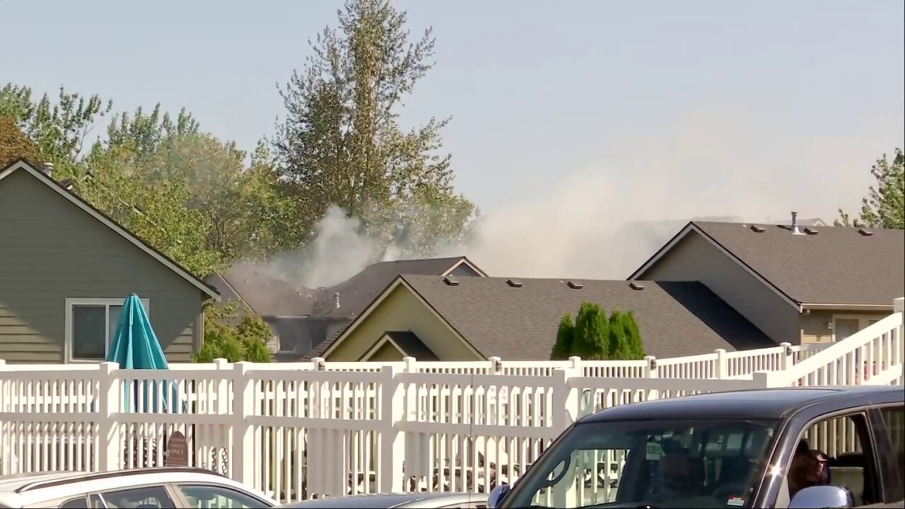 Small plane crashes in residential neighborhood in Oregon | Fox News Video