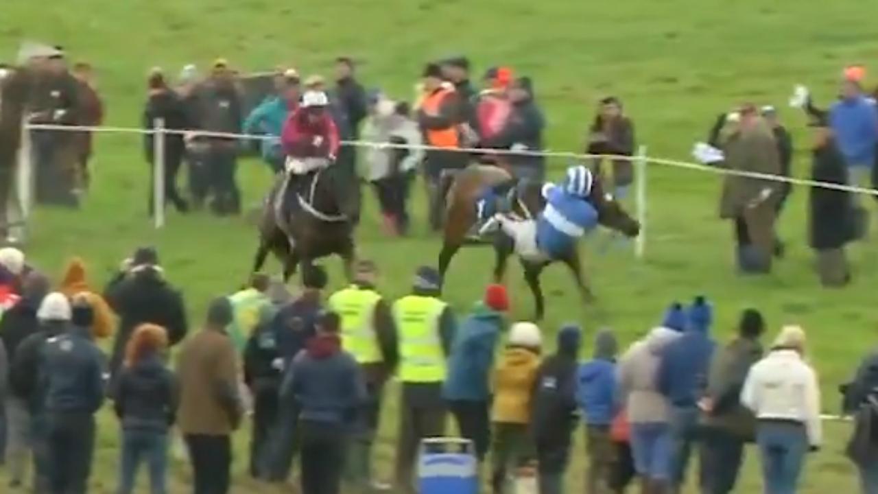 Jockey makes incredible recovery after nearly falling off his horse and wins the race