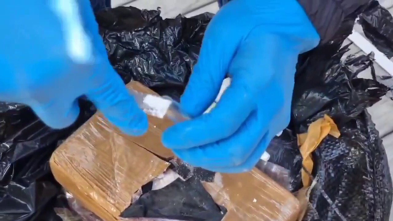 Властите случайно откриват подводница, съдържаща 4 тона кокаин, докато търсят изчезналия рибар