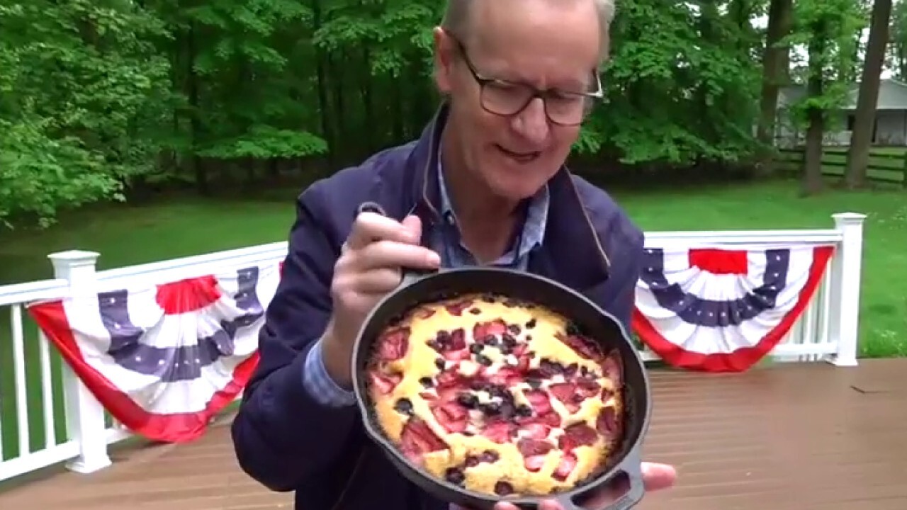 Steve Doocy grills up built-in cheeseburgers and red, white and blue cobbler