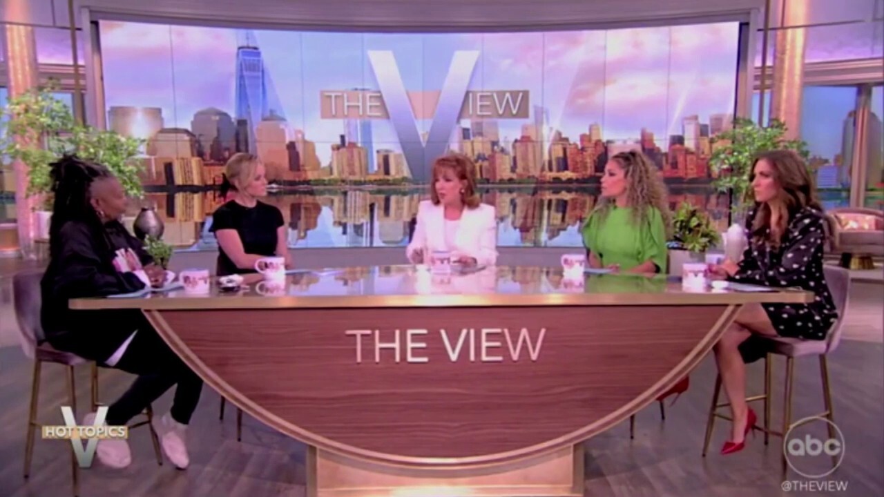 Съдомакинът на `The View` Джой Бехар се тревожи, че страната ще се разпадне, ако медиите смекчат GOP: `Ще загубим това`