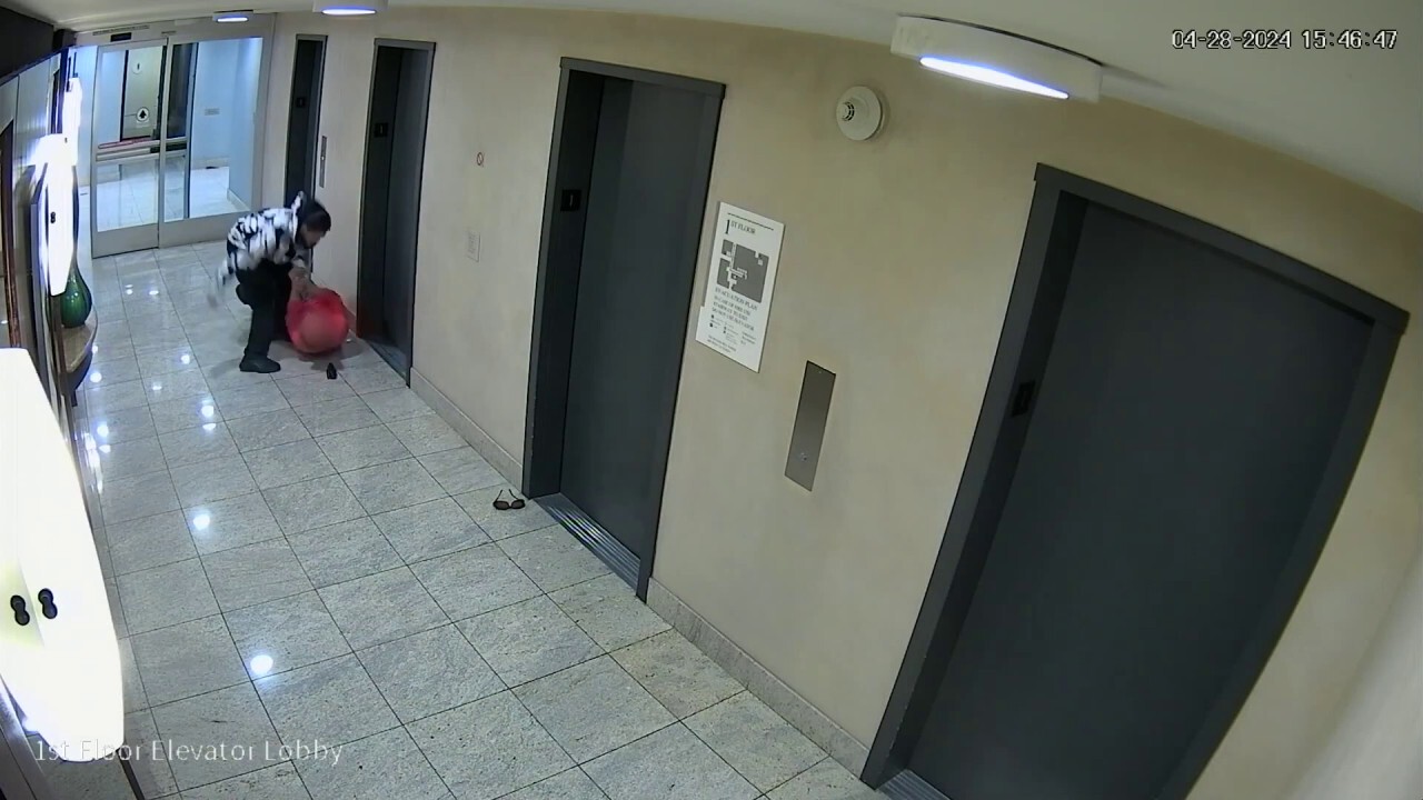 Мъж с Rolex е ограбен, бит до безсъзнание мигове преди да хване асансьора, заподозрян в ареста на полицията в Лос Анджелис
