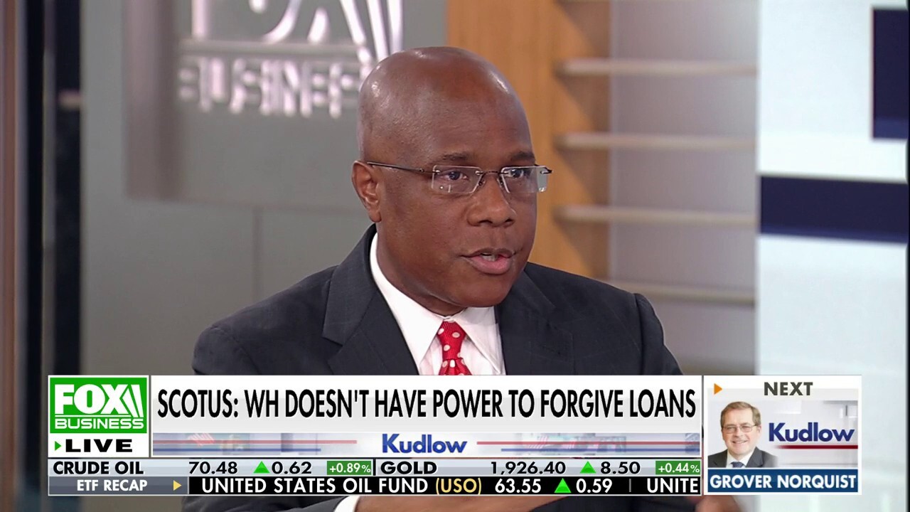New York Post political reporter John Levine and Fox News contributor Deroy Murdock give their take on the Supreme Court striking down Biden's student loan handout and race-based admissions on 'Kudlow.'