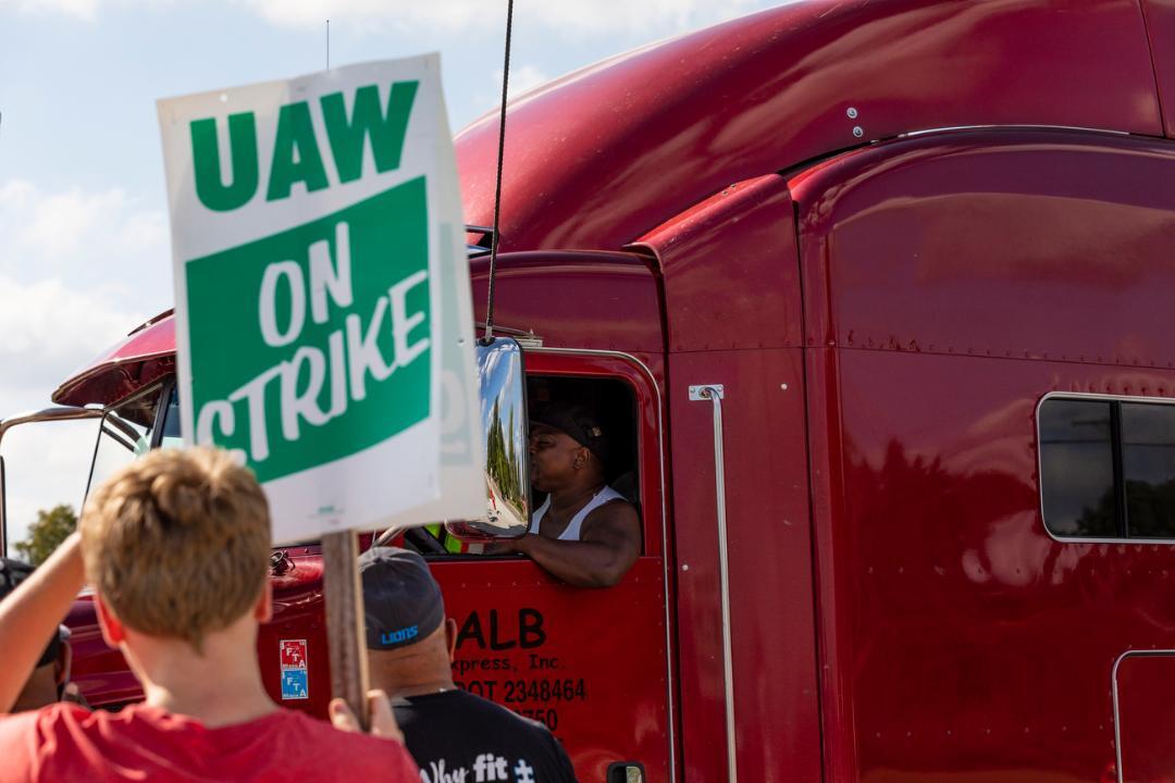 GM drops strikers' health benefits