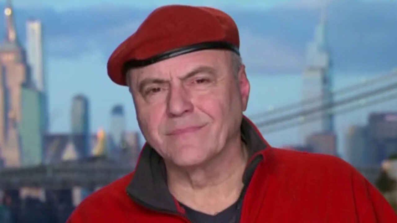 Former NYC Republican mayoral candidate Curtis Sliwa discusses Illinois' cashless bail policy taking effect on January 1 and looters taking advantage of the deadly Buffalo blizzard.