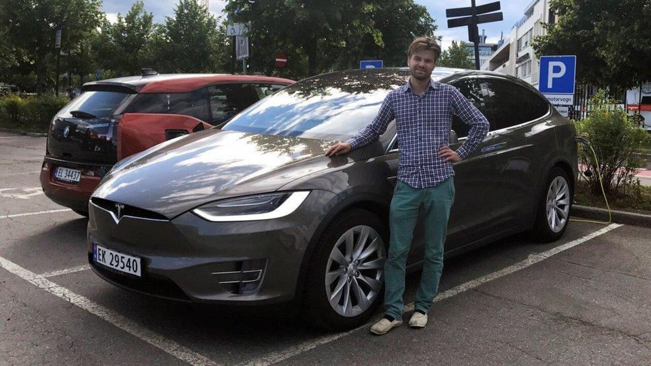 Tesla lowers Model X price 