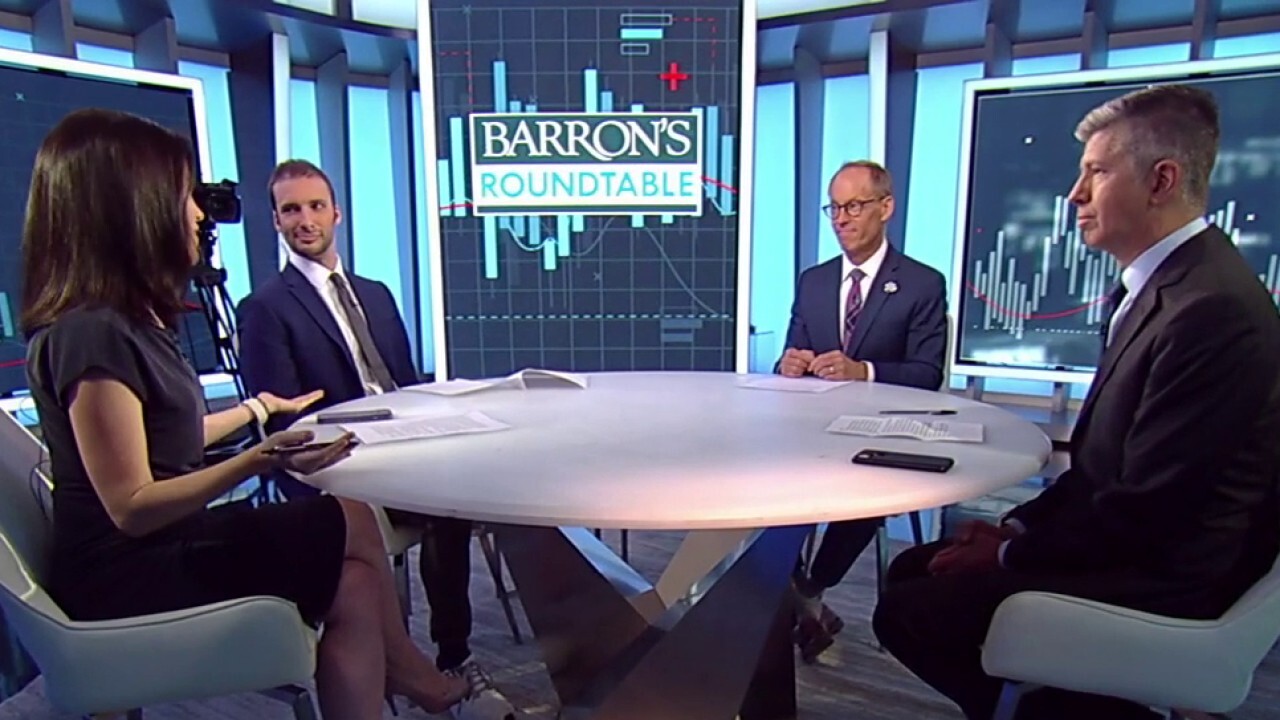 Barron's market editor Ben Levinson, reporter Carleton English and stock pick writer Jacob Sonenshine discuss the new iPhone, interest rates and more on 'Barron's Roundtable.'