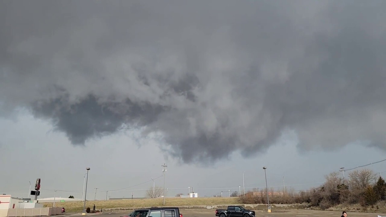 Ominous funnel cloud begins to form in Iowa, caught on camera