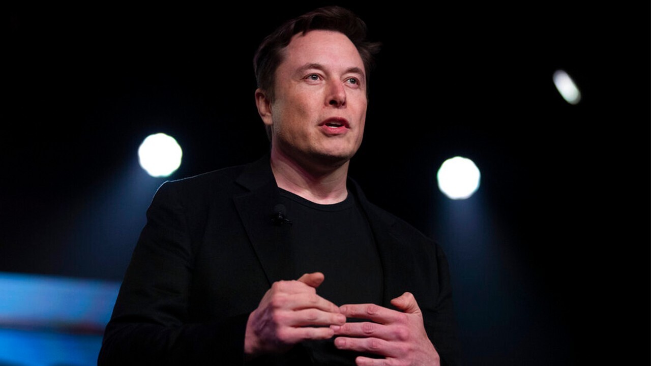 Fox News Headlines 24/7 sports reporter Mike ‘Gunz’ Gunzelman argues that Elon Musk is ‘unpredictable’ after the Tesla CEO announced he has a backup plan to buy Twitter. 