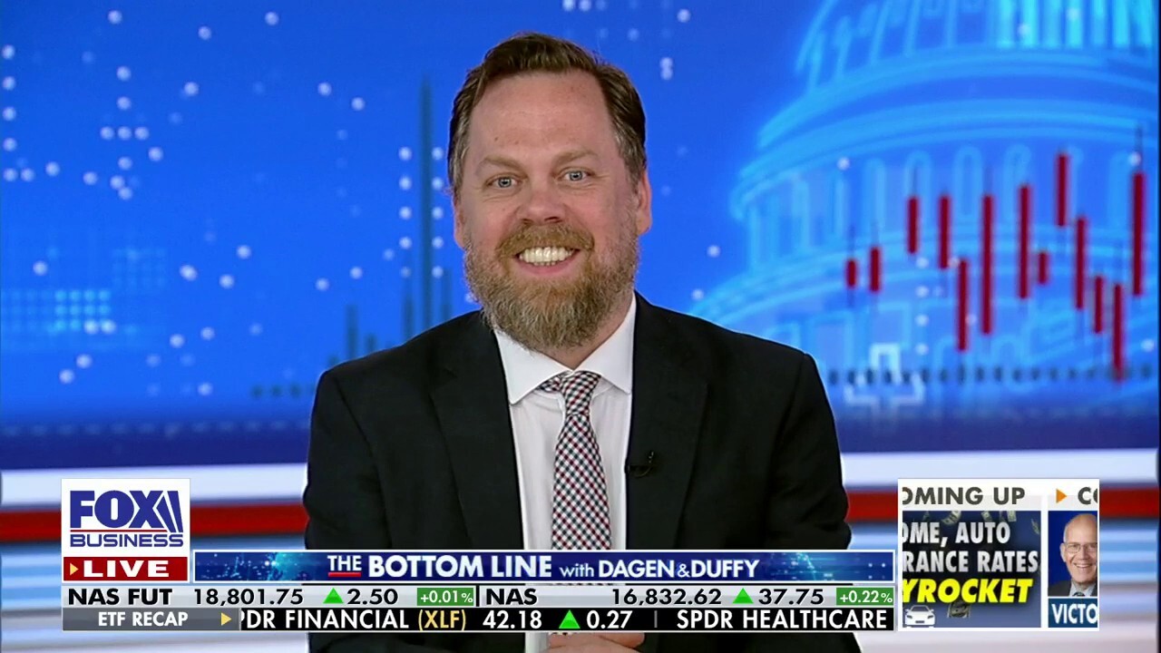 Breitbart economics and finance editor John Carney discusses how Target, Walmart and Aldi are slashing prices to help consumers battle rising inflation on ‘The Bottom Line.’ 