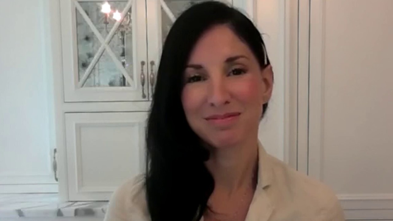 Restaurant manager says NYC vaccine mandate takes away 'rights of our citizens'