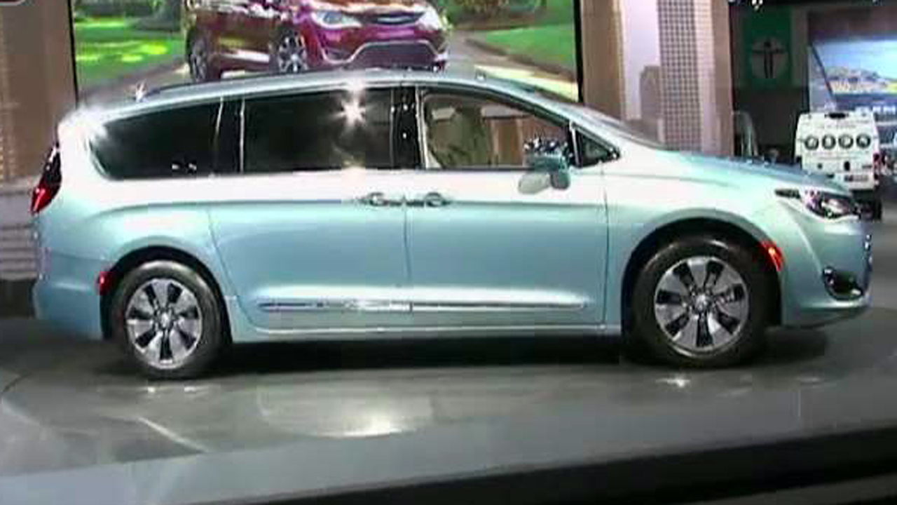 Chrysler unveils first plug-in hybrid minivan