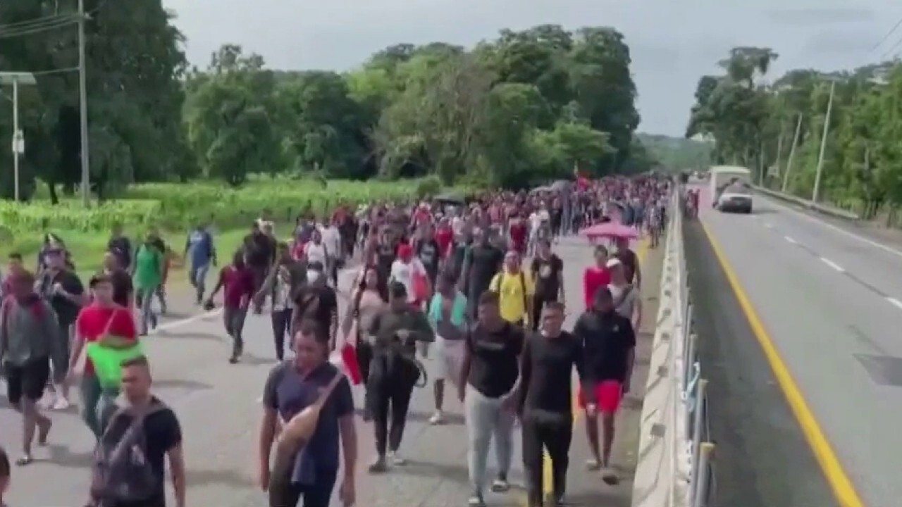 Migrant caravan heading to US southern border tops 15K+