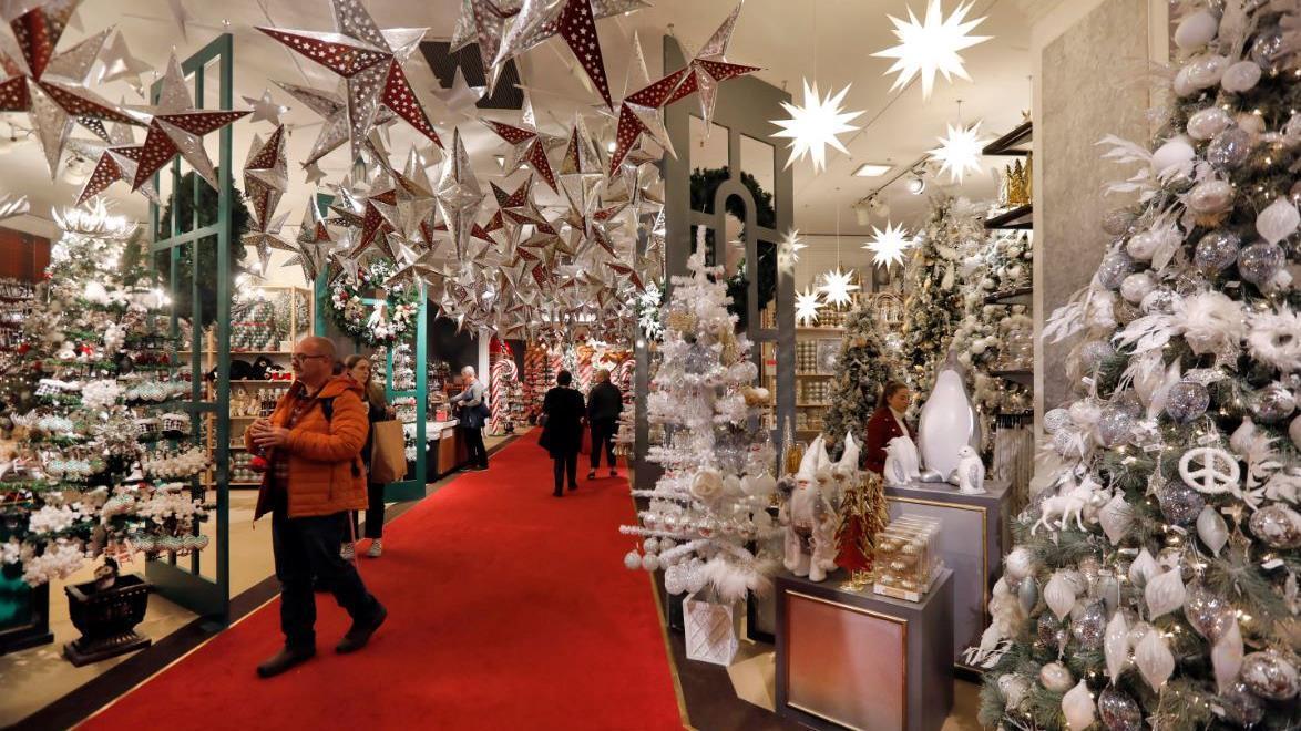 US on track for a ‘really good’ holiday retail season: National Retail Federation president