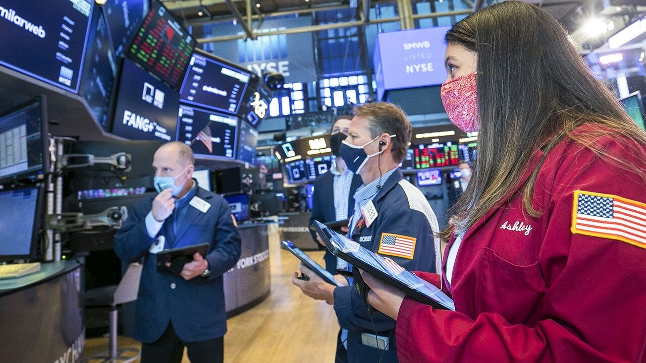 Investors shouldn’t be ‘pressured’ by headlines when buying stocks: Baruch 