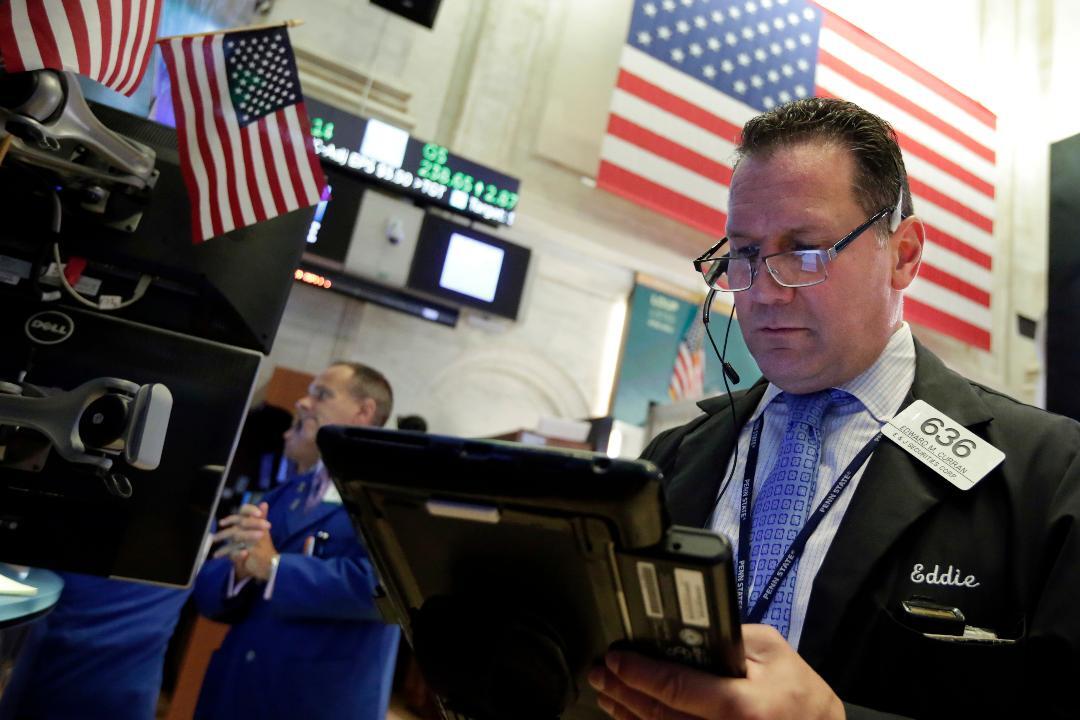 Treasury yields decline as stocks continue to slide