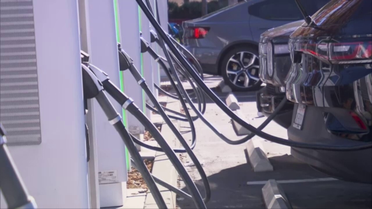 Fox News' Greg Palkot reports on security warnings for electric cars and trucks.