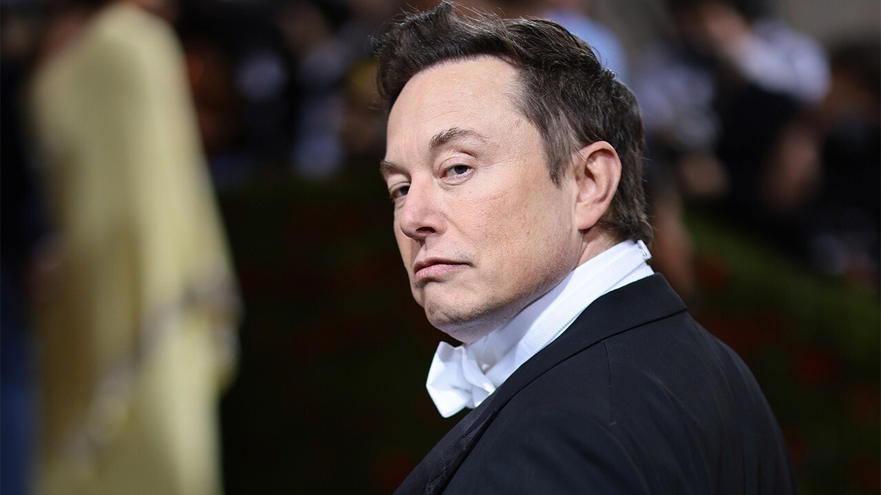 FOX Business senior correspondent Charlie Gasparino reports hedge funds are betting the Twitter - Musk deal gets done and are buying the stock as the billionaire revamps his strategy.