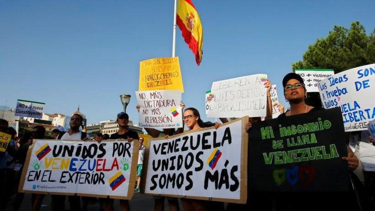 Venezuela crisis: US weighs sanctions against oil industry 