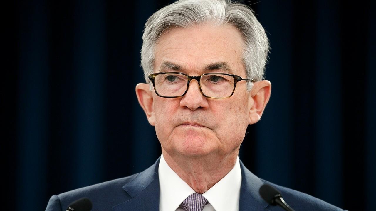 Fed holds rates near zero 