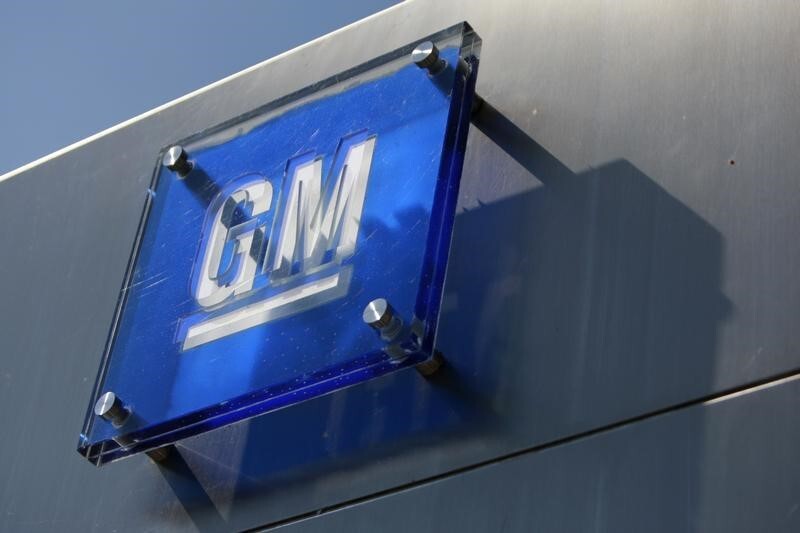 GM recalling 92K trucks