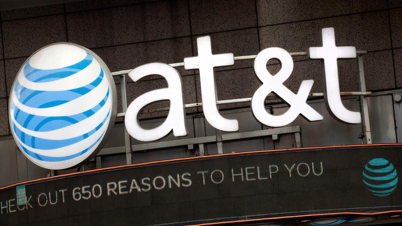 AT&T tops quarterly earnings forecast 