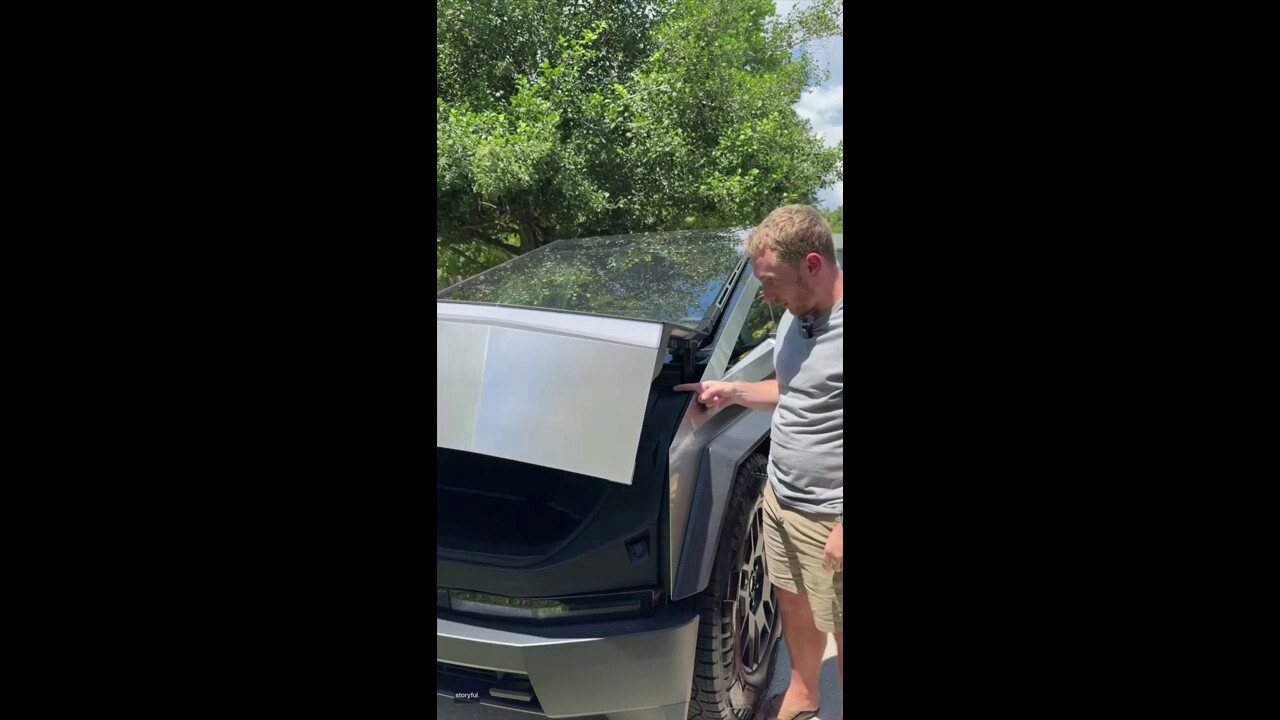 A man tested if Tesla’s Cybertruck update made the front trunk safer by closing it on his finger, footage that has gone viral shows. (Jeremy Judkins via Storyful)