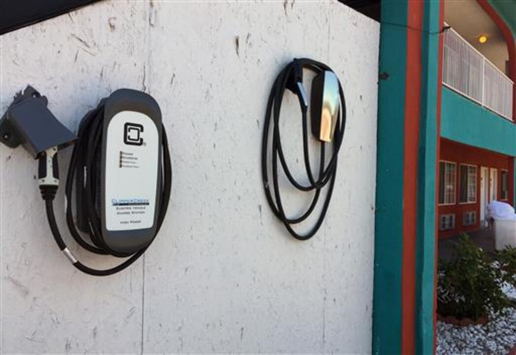 Obama pushes for electric car charging stations