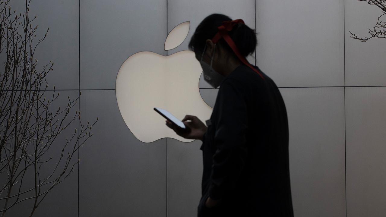 Invest in Apple amid coronavirus, Barron’s editor says 