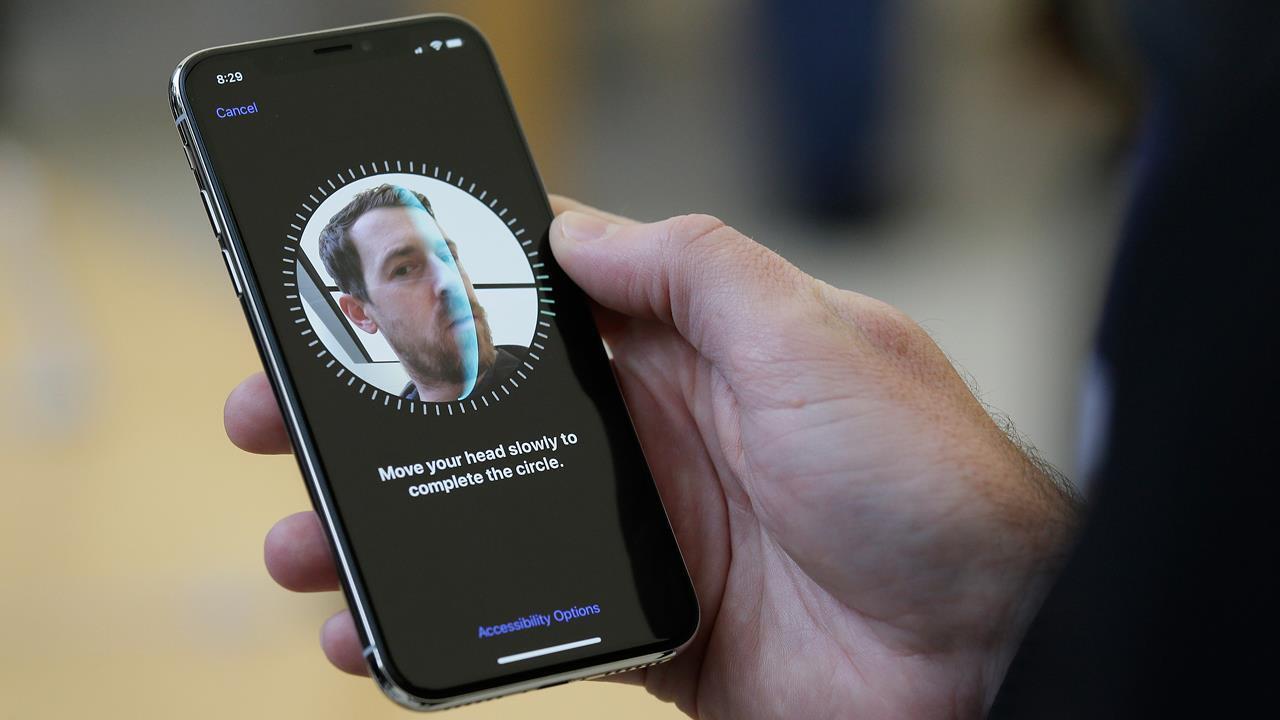 Lawmakers pressure Apple, Google over smartphone privacy
