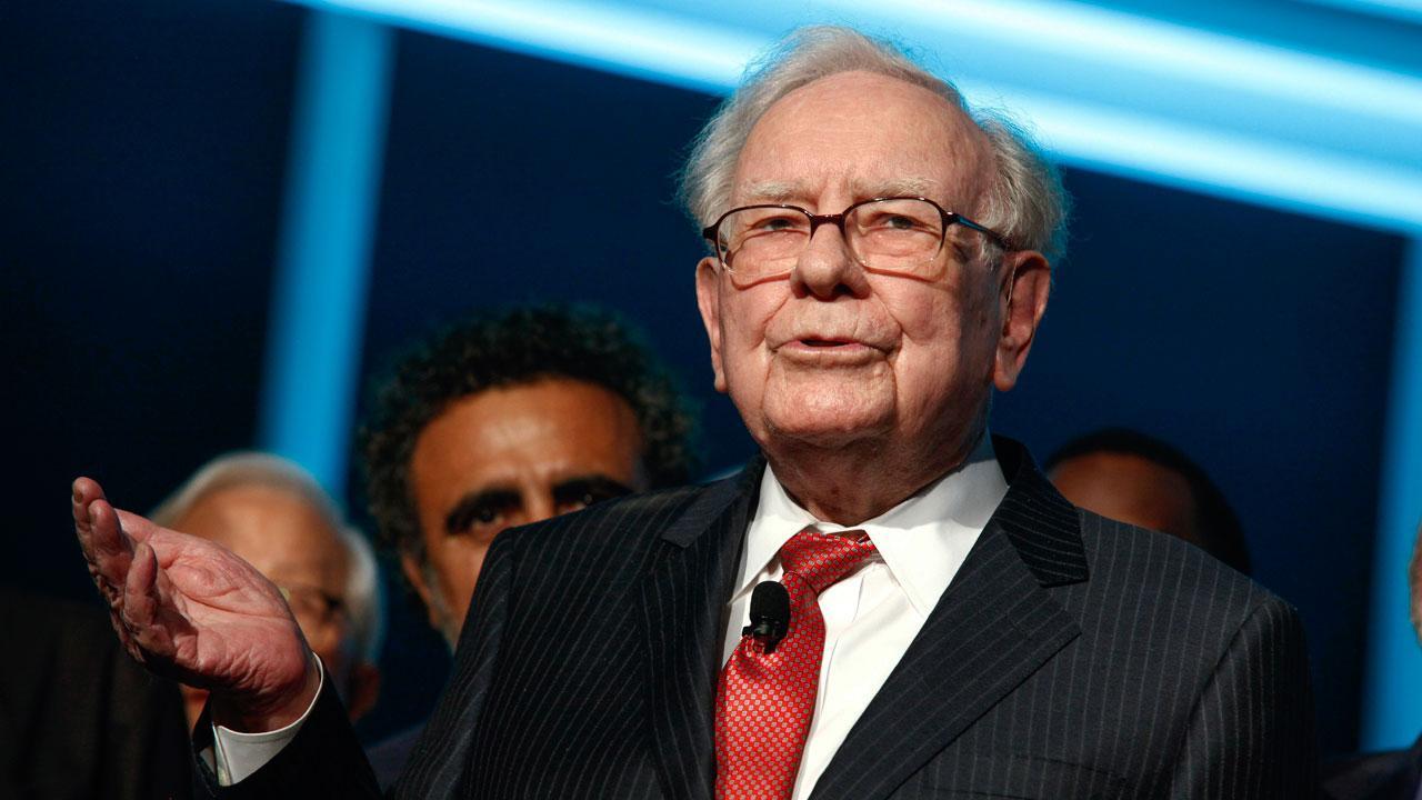 Warren Buffett buys bank, tech stocks