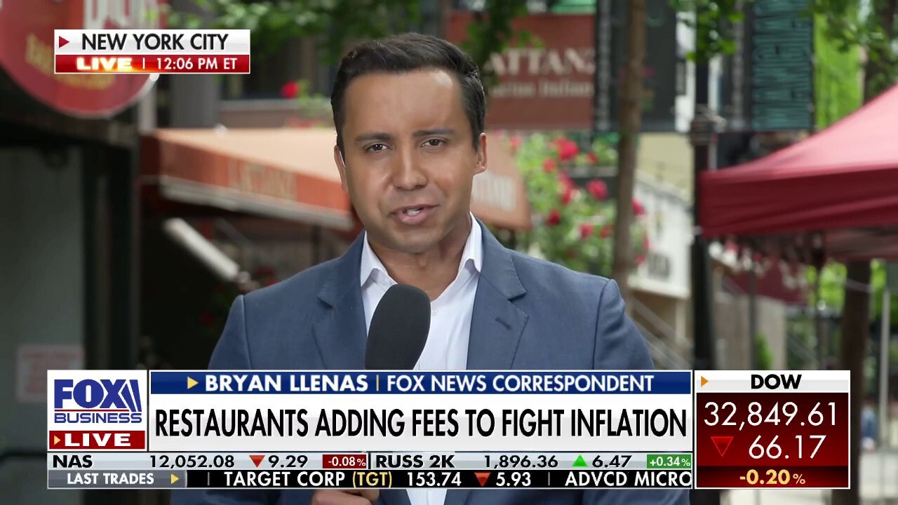 Fox News’ Bryan Llenas reports on restaurants adding fees to fight inflation in New York City.