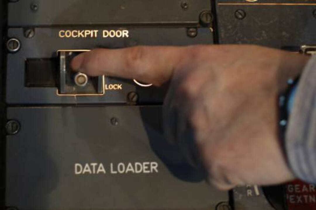 How to lock, unlock Airbus A320 cockpit door