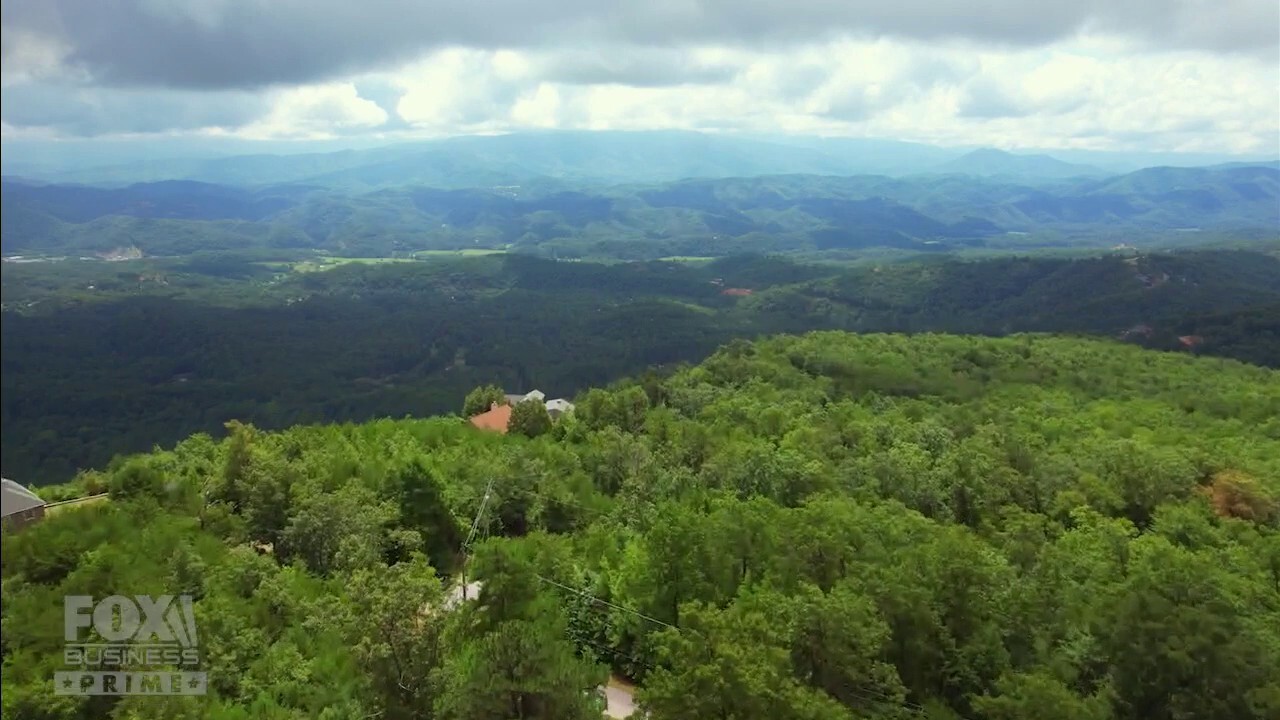 Amy and Stacy search for their dream home near smoky mountains