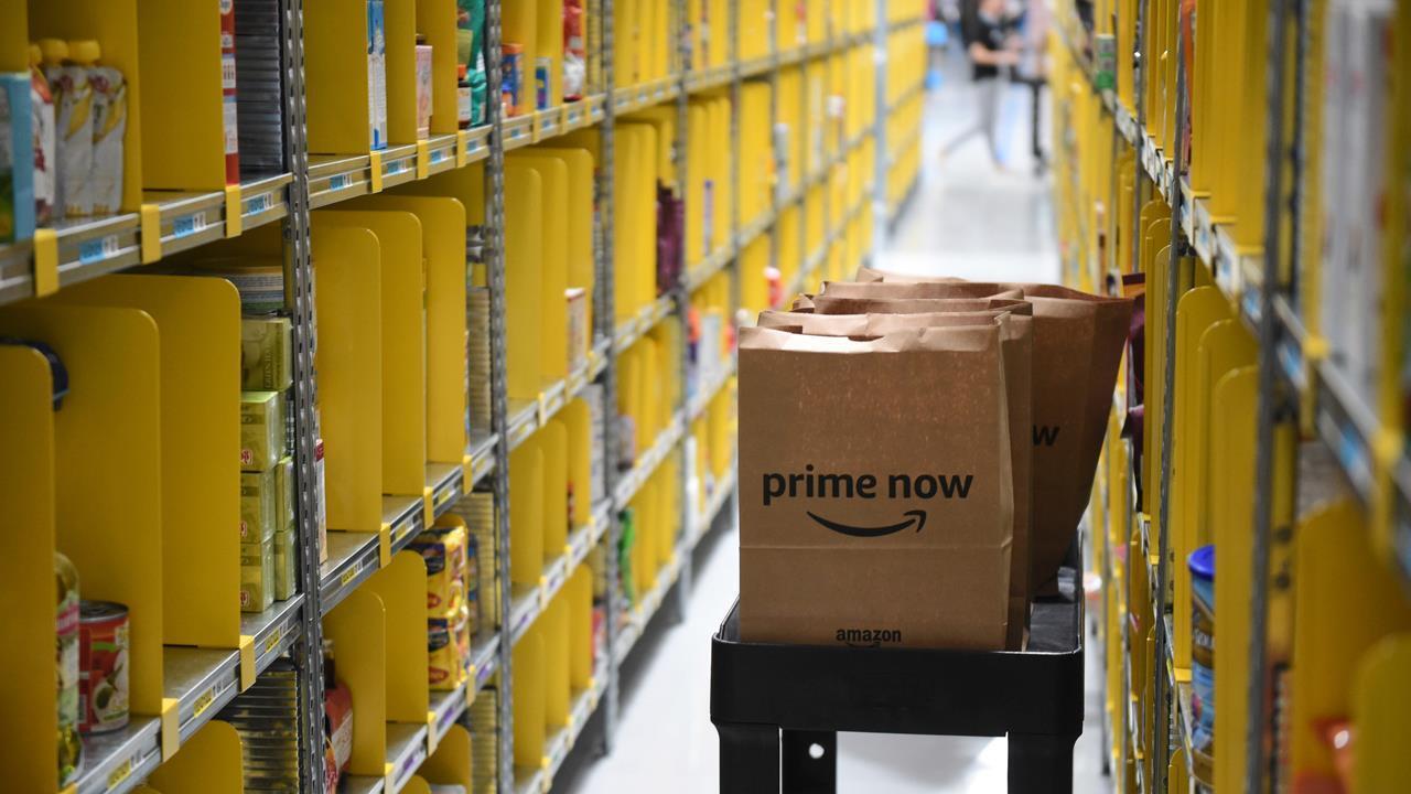 Trump takes on Amazon over Post Office deal