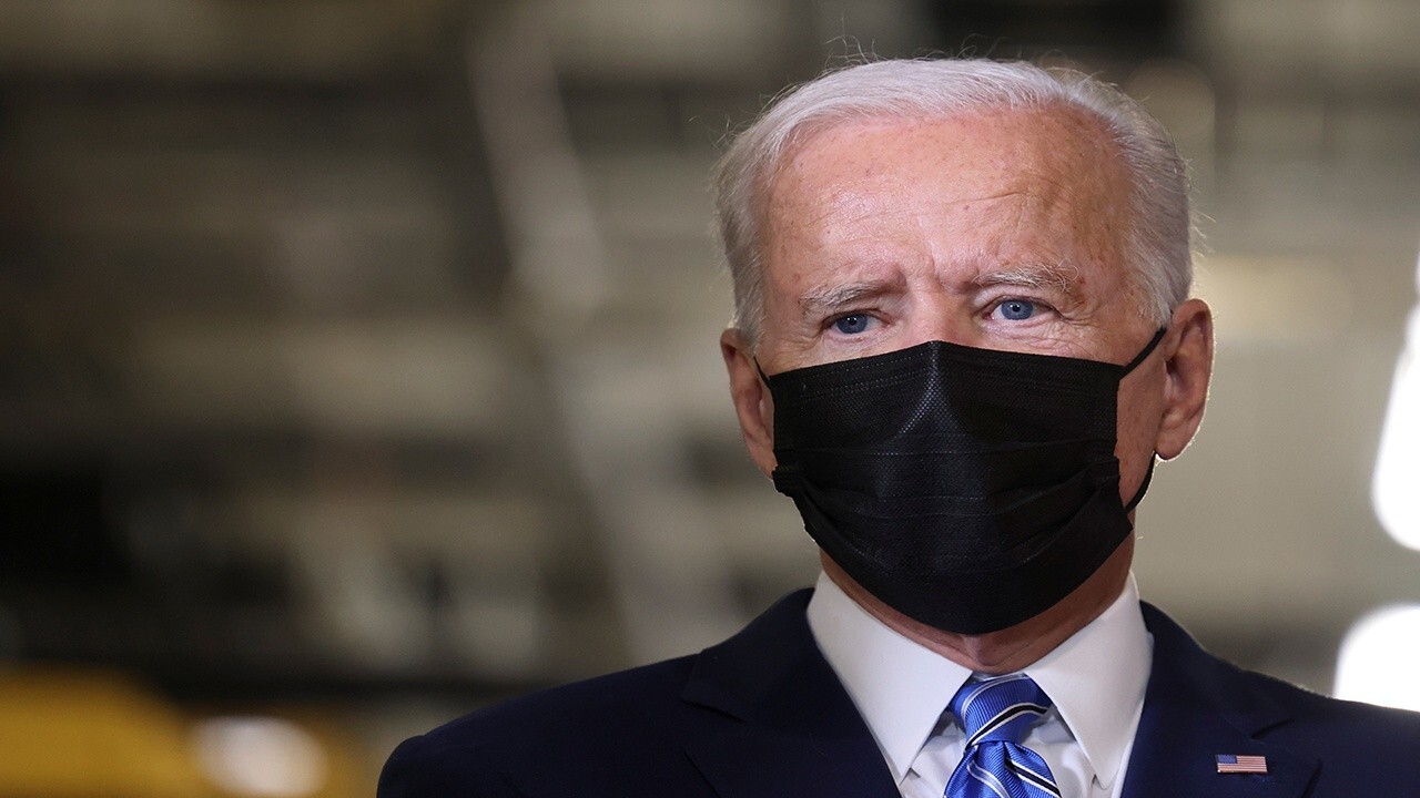 Biden will blink on vaccine mandates: Travel expert