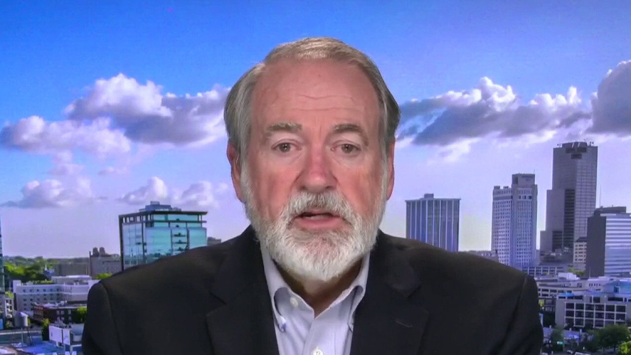 Former Arkansas Governor Mike Huckabee weighs in on Biden’s handling of COVID-19, 2022 elections, and Biden’s upcoming phone call with Putin.