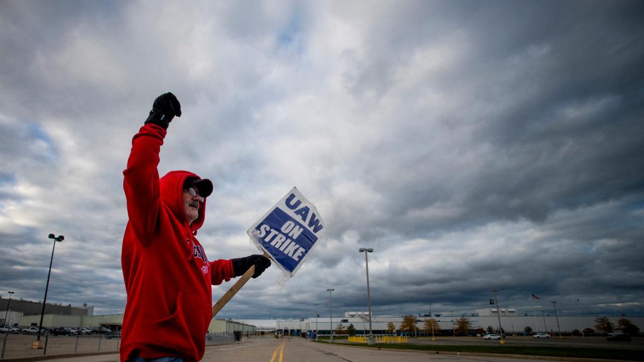 GM workers remain on strike, agreement on the horizon