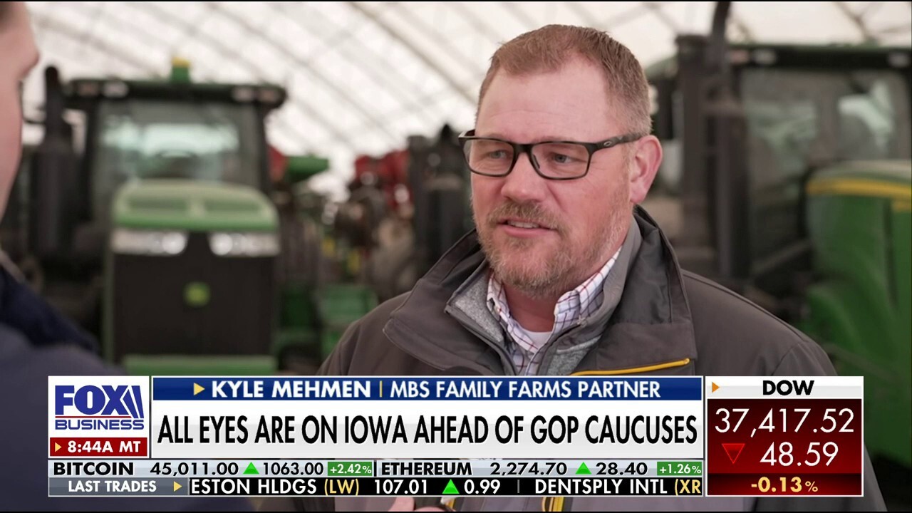 FOX Business' Grady Trimble speaks with Iowa farmers and Republican voters on presidential candidate support ahead of the state's caucus.