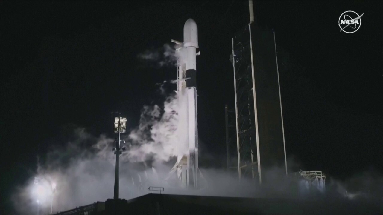 SpaceX rocket blasts off with Intuitive Machines' moon lander 