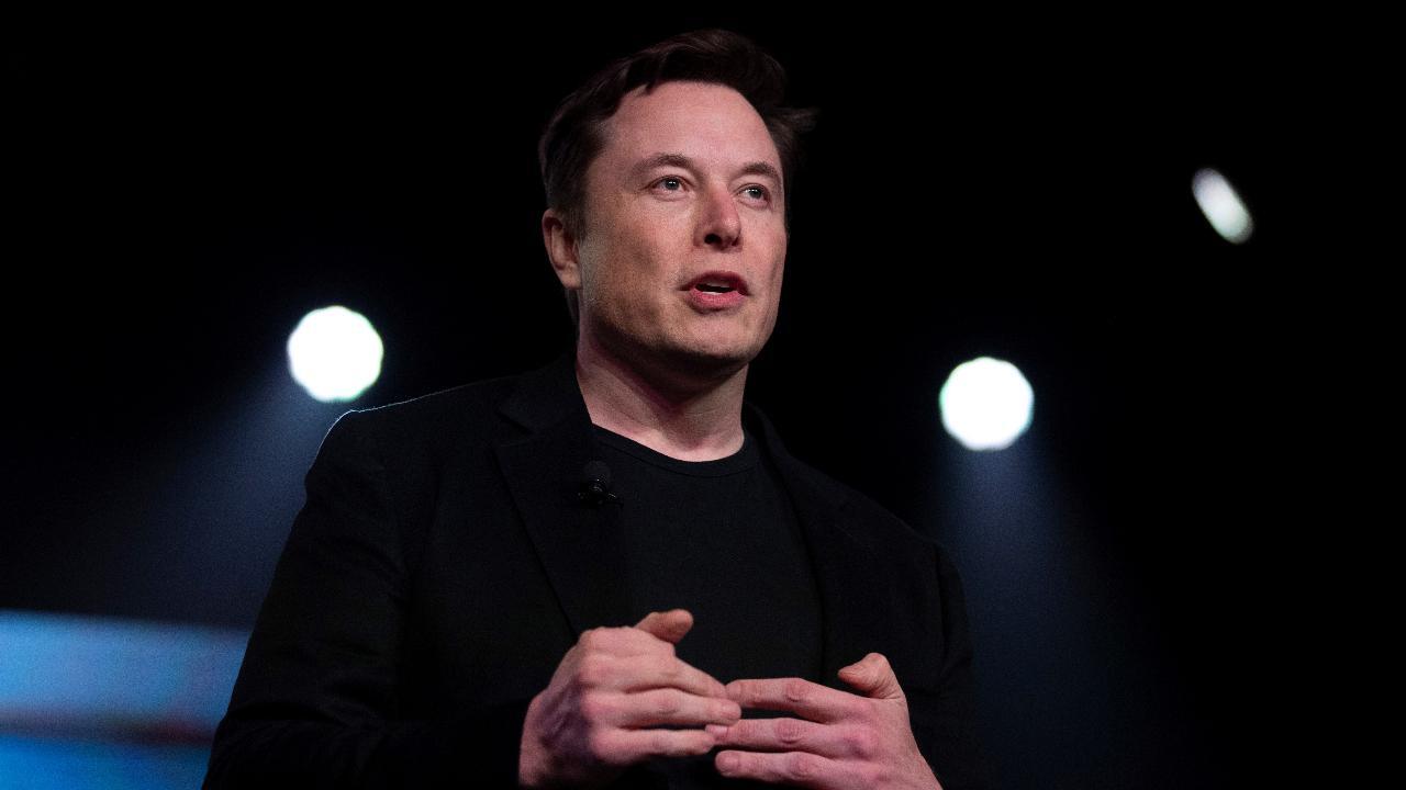 Is Elon Musk’s Mars mission realistic? A theoretical physicist says yes, if they pay the bills