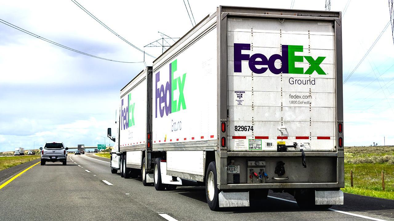 FedEx CEO is 'standing up for the private sector' in New York Times battle: WSJ editor
