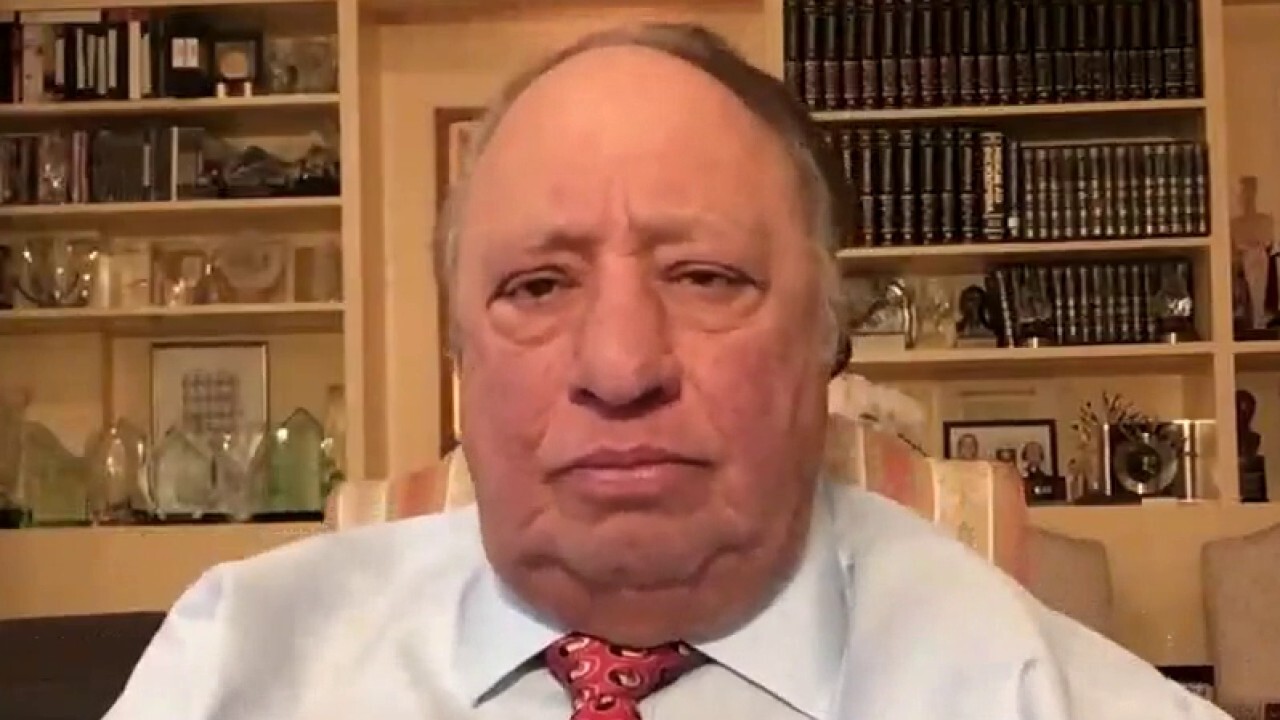 Gristedes CEO John Catsimatidis weighs in on the impact of supply chain delays, rising inflation and the potential candidates for 2024 election.