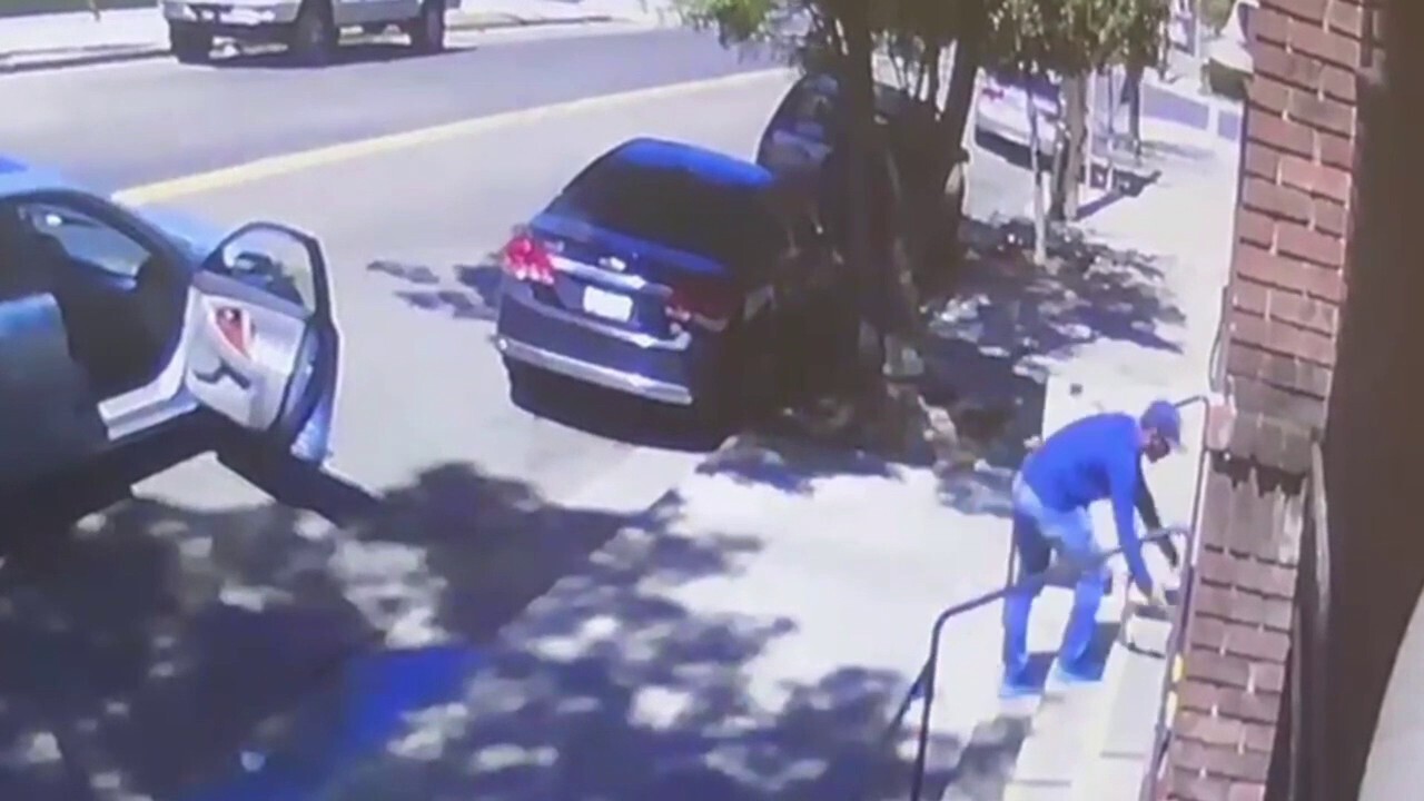 奧克蘭的一家企業主說，一名Doordash司機假裝將其掉下來，在視頻中偷走了他的披薩。 （資料來源：FOX 2舊金山）