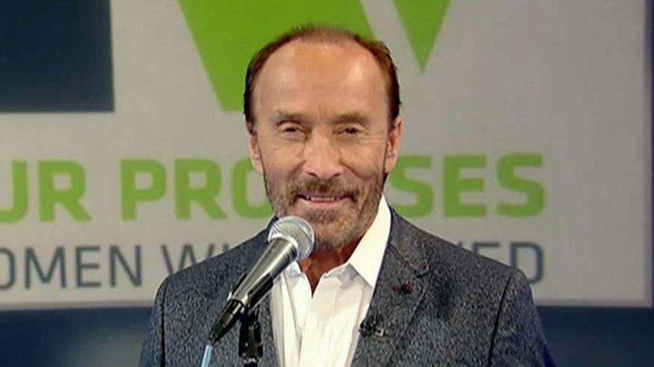 Lee Greenwood performs "God Bless the USA"