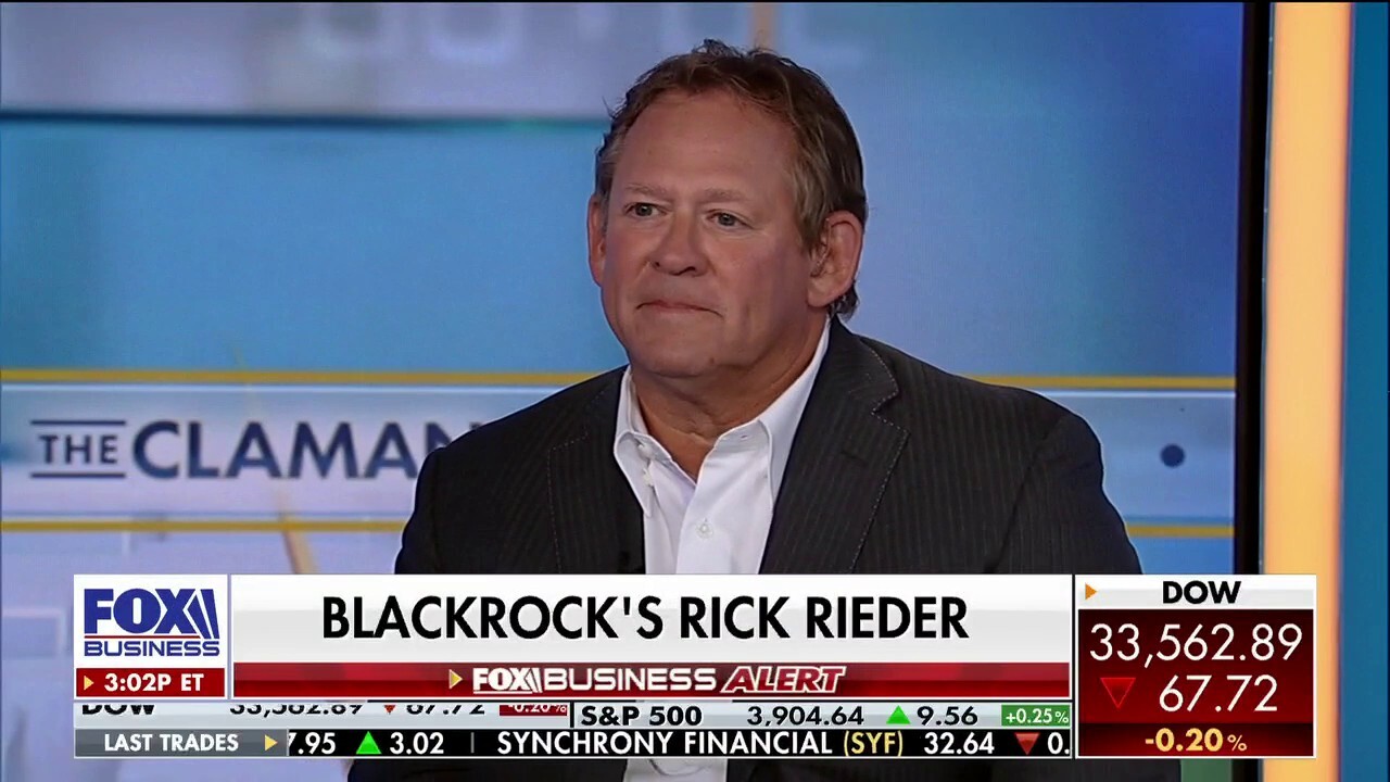 BlackRock CIO of global fixed income Rick Rieder analyzes the 'complex' economic environment after the Fed warned inflation is more persistent than anticipated on 'The Claman Countdown.'